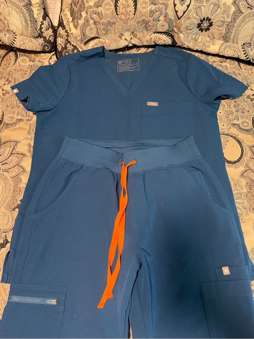 FIGS Carribean Blue Catarina scrub
Top & High waisted yola skinny scrub pants